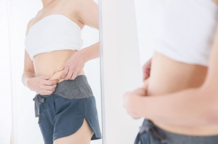 お腹を気にする女性