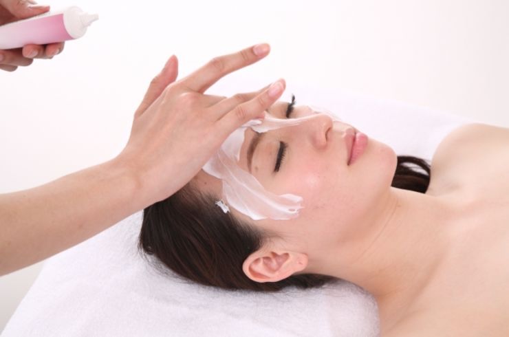 フェイシャルエステ女性