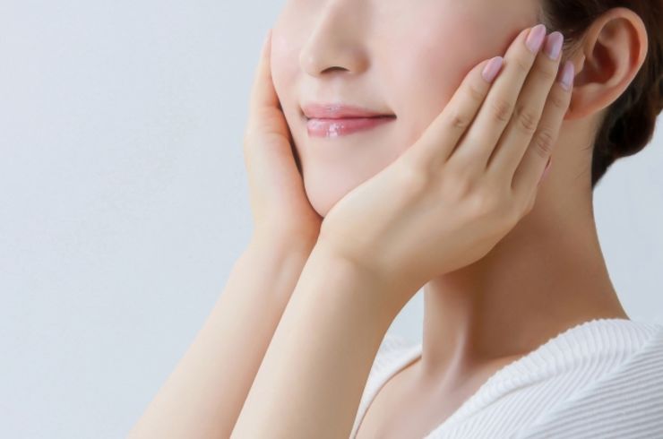 頬を包む女性